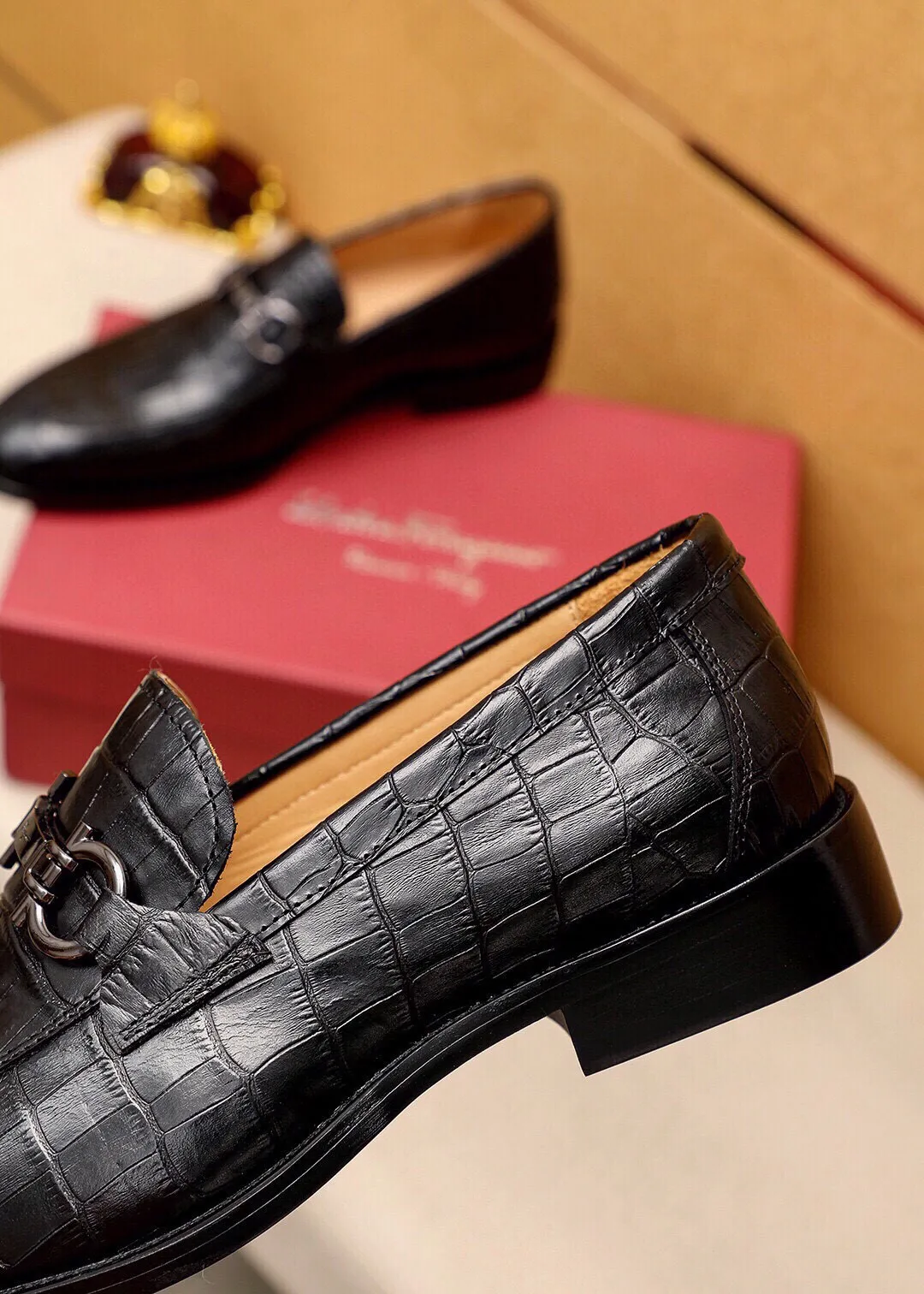 Men's shoes 💰460 💐 Product trademark: Ferragamo "Ferragamo" casual leather shoes Regular size: 38-44 (custom-made at 45.46.47🉑️) Product materials: Selected imported first-layer calfskin embossed upper + original hardware buckle, imported water-dyed cow leather lining. Strong three-dimensional visual effect, combined outsole Color: 2⃣️colors available